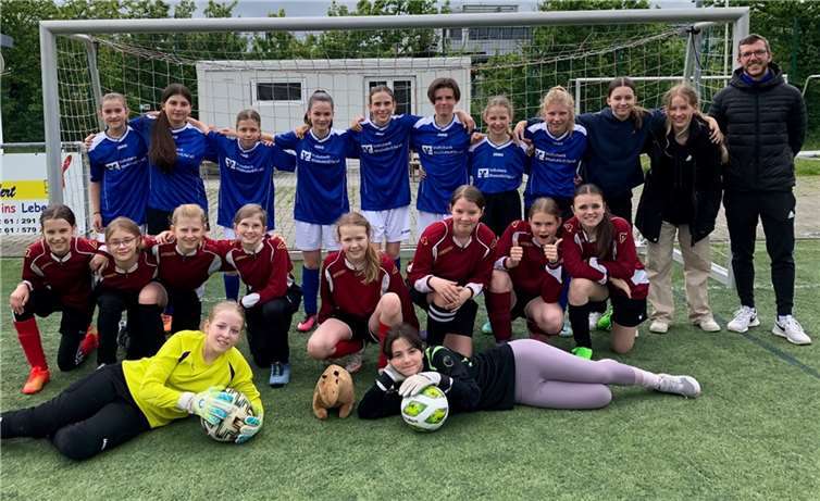 Mögliche Bildunterschrift: Die beiden Teams des Gymnasiums Calvarienberg, rechts der begleitende Sportlehrer Thijs Schütteler. Foto: Andreas Ludes