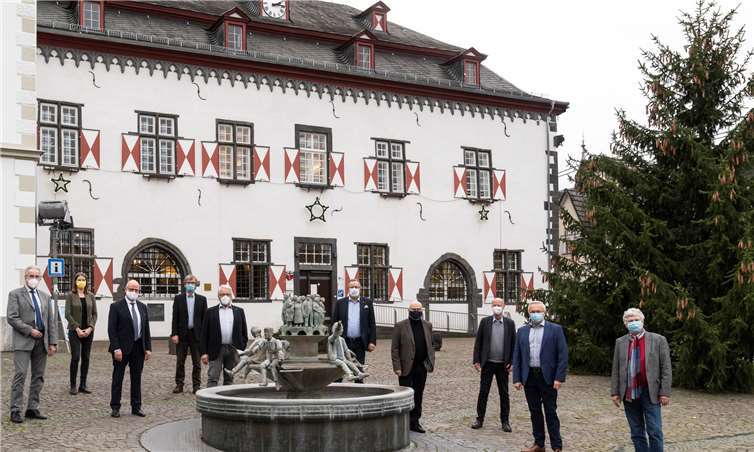 Mögliche Präventions- und Verbesserungsmaßnahmen bei dem Einsatz von Luftreinigungsgeräten zur Bekämpfung von Covid 19 Infektionen in geschlossenen Räumen waren Gegenstand einer Veranstaltung mit dem Hygieneexperten Prof. Dr. Dr. Martin Exner von der Universitätsklinik Bonn in Linz.Quelle: Kreisverwaltung