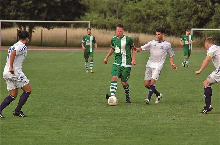 Möglichkeiten hatten die Mülheim-Kärlicher genug, um das Spiel zu gewinnen. In der letzten Minute schlugen die Gäste aus Friesdorf zu und gewannen, wie auch 2013, den Rhodius Cup mit 2:1.privat