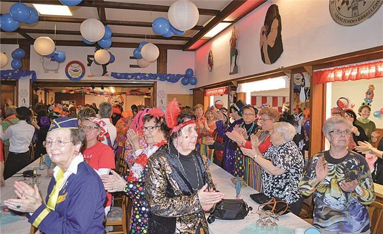 Möhne überzeugten und begeisterten mit zahlreichen lustigen Sketchen die stimmungsgeladenen Mädels im knubbelvollen Saal.
