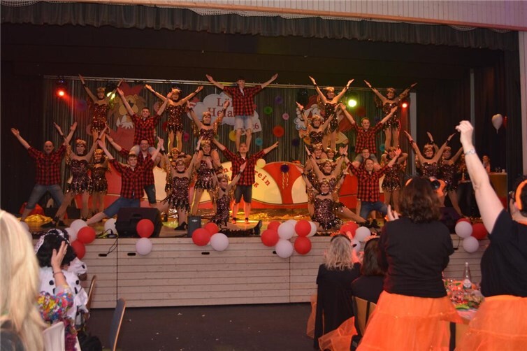 Möhnen, Musik und Überraschungen: Löf feiert Weiberfastnacht