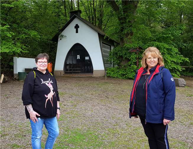 Möhnen-Präsidentin Martina Niepagen (re.) und die 1. Vorsitzende Kornelia Punstein vor der Marienkapelle auf dem Kärlicher Berg.Fotos: KH