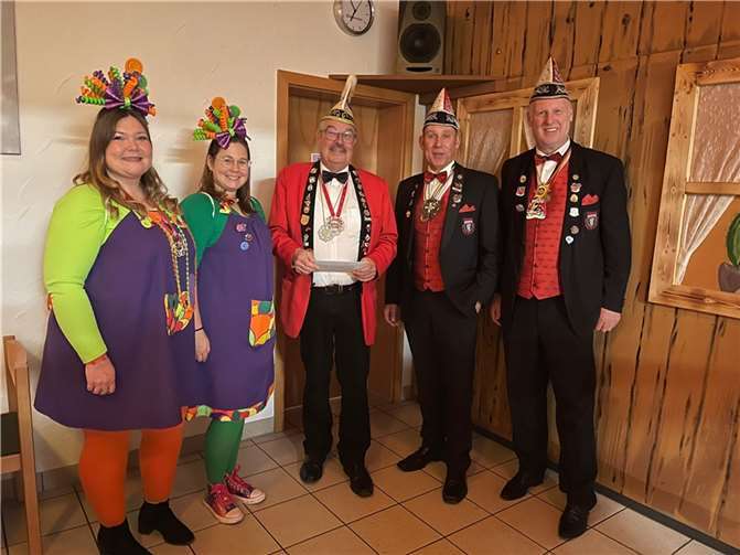 Möhnen der KGO, Bürgermeister Hans Peter Ammel, 1. Vorsitzender der KGO-Michael Hamann und Beigeordneter Frank Post bei der Scheck-Übergabe. Foto: privat