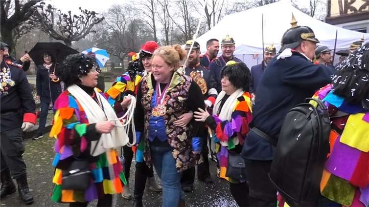 Möhnen fesseln die Bürgermeisterin.