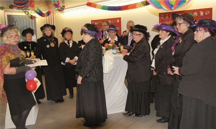 Möhnen haben Rathaus erobert. Stadtbürgermeisterin Gabriele Hermann-Lersch (links) schlägt sich auf ihre Seite und ermutigt die weiblichen Eindringlinge, die Männer zu entmachten.FA