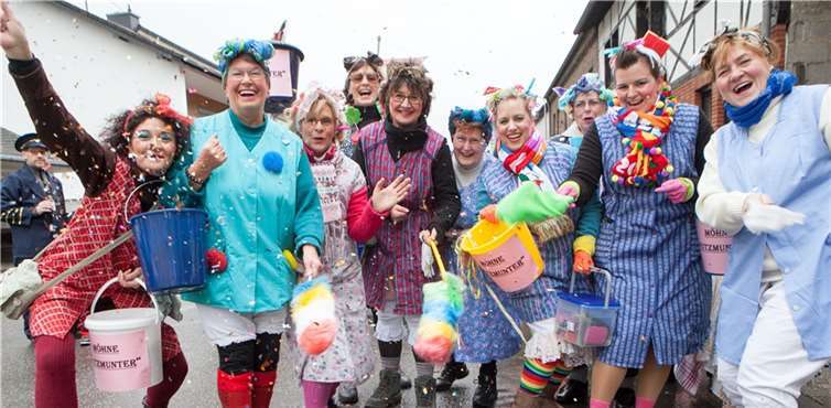 „Möhnen putzmunter“ lautet das Sessionsmotto der Bengener Möhnen. Beim Weiberdonnerstagszug setzten sie dies in die Tat um. JOST
