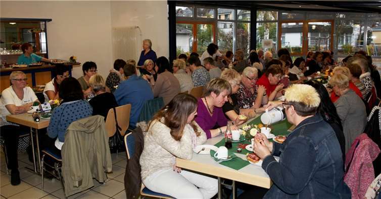Möhnen und Gäste stärken sich für die bevorstehende Fackelwanderung durch Bassenheim.Willi Hanke