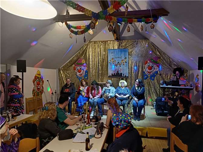 Möhnengruppe mit Kino-Sketch.  Fotos: privat