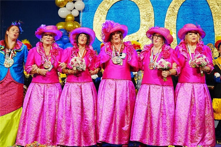 Möhnenvereinspräsidentin Kathrin Lange mit Obermöhn Heike (Stüber) und ihrem Gefolge.Fotos: FF