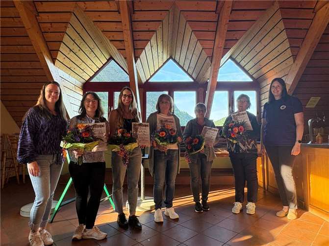 Ehrungen und Neuzugänge bei den „Fidelen Frauen“ Möhnenversammlung in Kobern: Ehrennadel und Möhnenbesen verliehen. Foto: privat