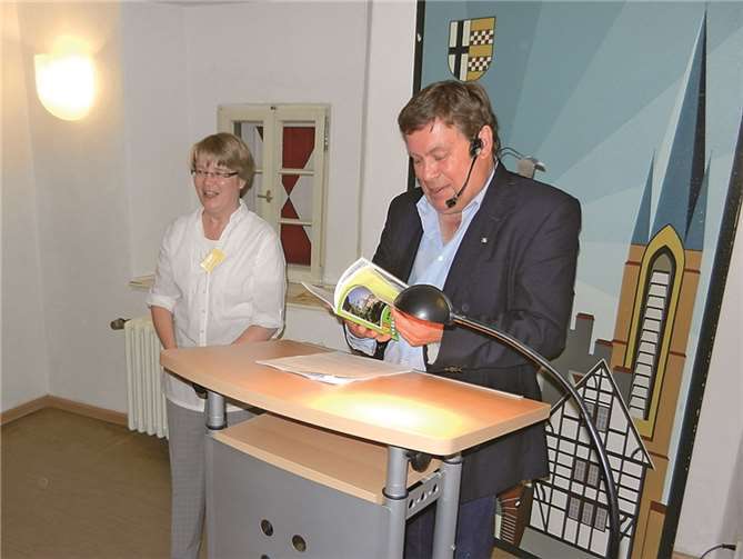 Mölich blättert in einer Broschüre des Zehnthausvereins, die ihm Vereinsvorsitzende Dr. Maria Burger überreicht hatte. privat