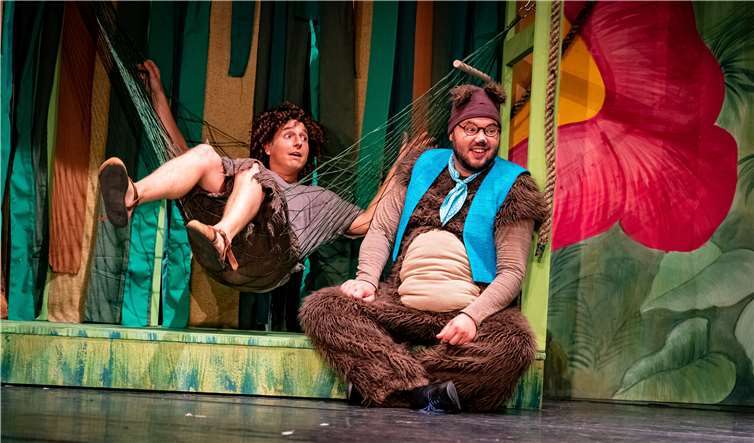 Mogli und Balu, der Bär probieren es mit Gempütlichkeit.