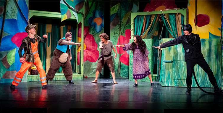 Mogli uns seine tierischen Freunde begeben sichauf eine turbulente Theatersafari. Fotos: Schlosstheater