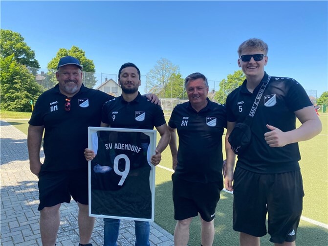 Mohamad Khalil (Nummer 9) hängte nach dem Spiel seine Fußballschuhe an den berühmten Nagel . Dieter Nolden, Ralf Nolden und Tim Knauer (v.l.n.r) bedanken sich nach dem Spiel bei ihm .  Foto: SV Adendorf
