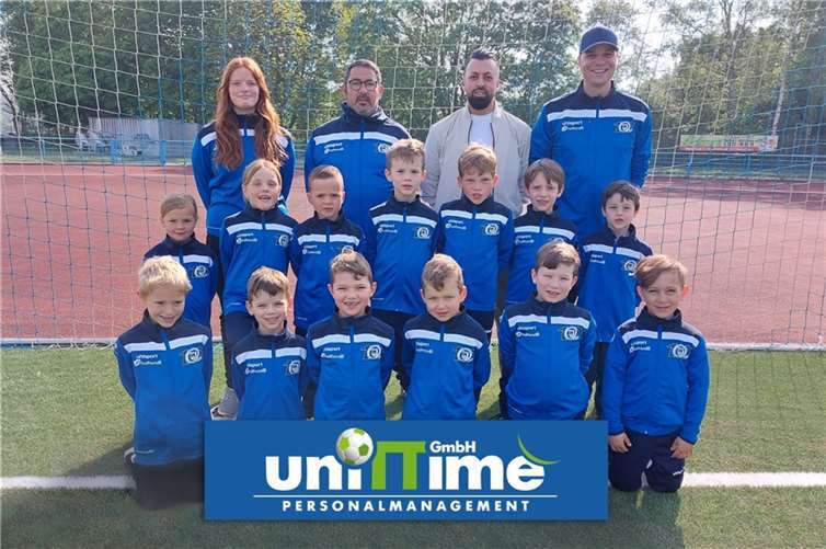 Mohamed Akchich (2. v. r.) bei der Übergabe der Trainingsanzüge an das Team und das Trainergespann (v. l.) Paula Grabosch, Markus Paffhausen und Christoph Haupt.  Foto: privat