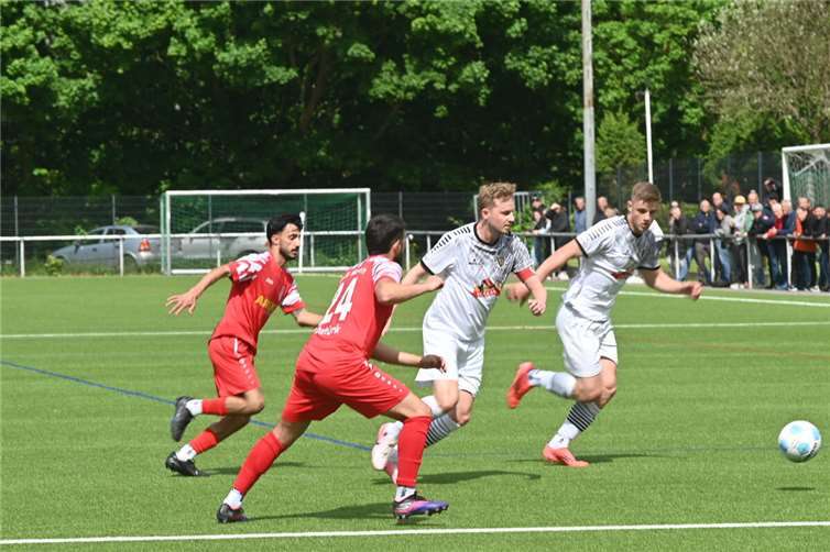 Mohamed Dido und Ridvan Akburak verfolgen die beiden Mendiger Niklas Heinemann und Nikolas Groß (von links).