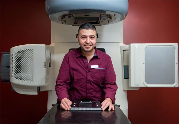 Mohammad Ebrahim arbeitet als Medizinisch-Technischer Radiologie-Assistent in der Praxis für Strahlentherapie in Neuwied.Foto: IQ Netzwerk Rheinland-Pfalz / Design für Gründer