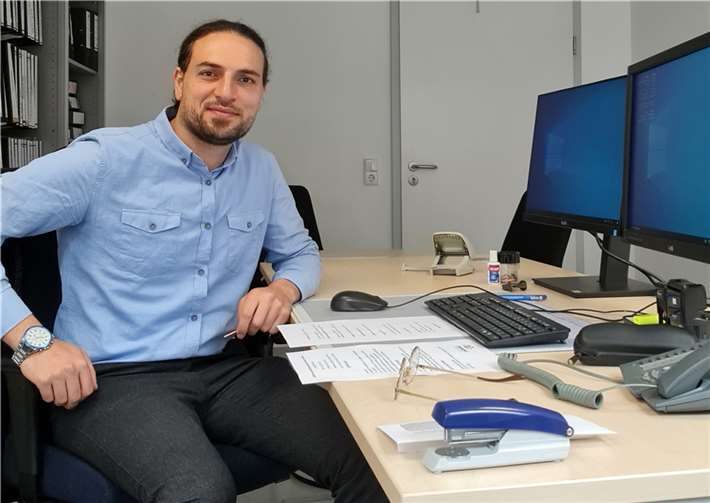 Mohi Aldeen Zein an seinem Arbeitsplatz beim Sozialamt der Stadt Neuwied.  Foto: privat