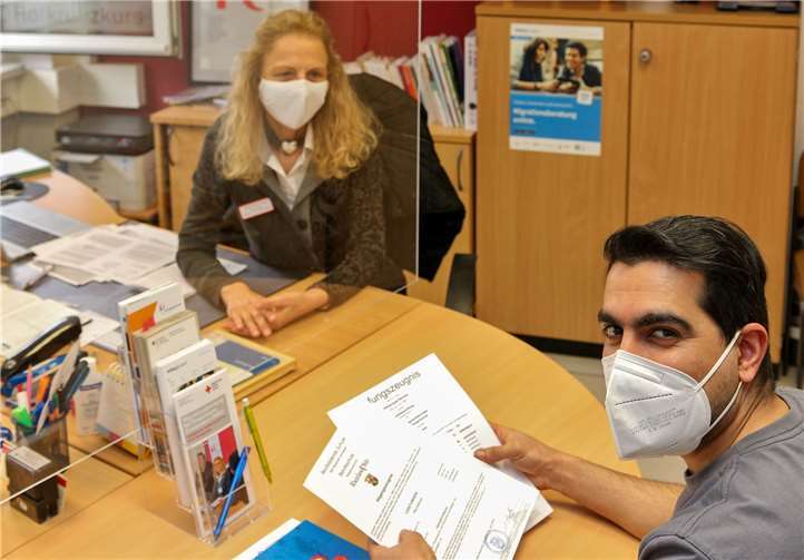 Mohsen Abbasnejad kam vor sechs Jahren als Geflüchteter nach Deutschland und stellte im Dezember 2015 einen Asylantrag. Zum Warten gezwungen, wie über seinen Asylantrag entschieden würde, machte sich der junge Iraner Gedanken über und neue Pläne für seine Zukunft. Mittlerweile hat er erfolgreich eine Ausbildung zum Kfz-Mechatroniker abgeschlossen und plant als nächsten Schritt, die Meisterprüfung im Kfz-Handwerk abzulegen. Mohsen Abbasnejad nutzt das Beratungsangebot beim Deutschen Roten Kreuz (DRK) Kreisverband Ahrweiler e.V. ,der Migrationsberatung für Erwachsene Zuwanderer (MBE). Dort ist Maria Schön als Sozialarbeiterin in der MBE und Asylverfahrensberatung des DRK tätig. Foto: Thorsten Trütgen