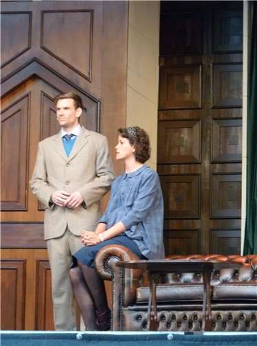 Mollie Ralston (Lilli Koehler) undGiles Ralston (Dominik Penschek) haben gerade ein Hotel eröffnet und erwarten die ersten Gäste.