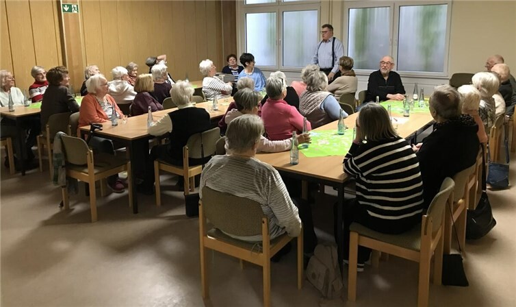 „Molly“ beim humorvollen Vortrag im Pfarrheim St. Kastor.Foto:Manni Puth