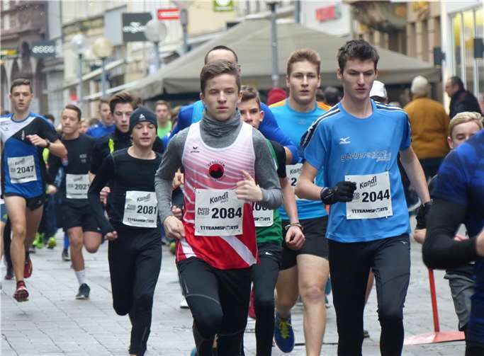 Momentaufnahme vom 5000 m Lauf der Jugendklasse mit Luca Savioli (3084), Lennart Mohr (2081) und Phil Nockelmann. privat