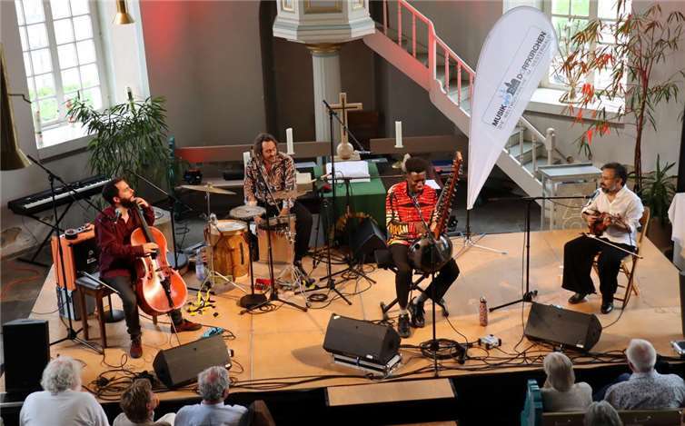Momi Maiga aus dem Senegal gehört zu den besten Koraspielern seiner Generation und begeisterte mit seinen katalonischem Musikern in Selters. Foto: Uli Schmidt