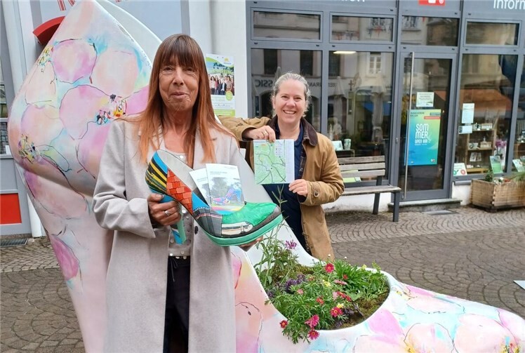 Mon-Stilettos gehen immer: Vor der Tourist-Info in Montabaur präsentieren Karin Maas und Kerstin Kux das neue Booklet „Von Schuh zu Schuh“