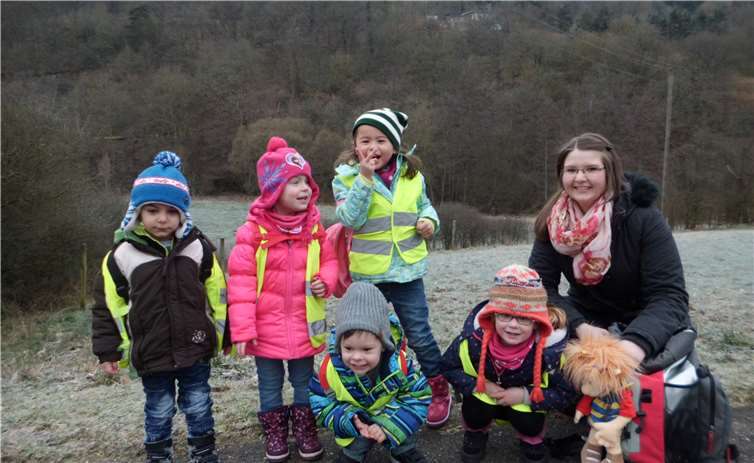 Mona Jüngling und Handpuppe Lola mit den Kindern. Privat