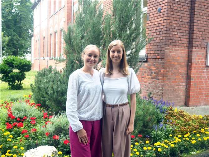 Mona Klaassen (rechts) hat ihren Bachelor-Abschluss in der Tasche, Michele Grizug beginnt ihre Ausbildung für das Zweite Einstiegsamt.  Foto: Stadt Bendorf
