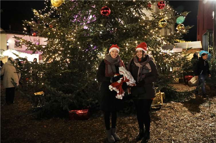 Mona Klasen und Lena Dames bereiten die erste Nikolaus-Mützen-Party vor.