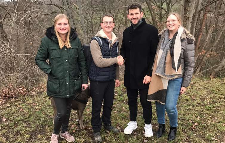 Mona Völker, Kai Stauf und Lea Rechmann sprechen Vincent Fehlinger (2. v. r.) ihre Anerkennung für das gelungene Video aus. Foto: privat