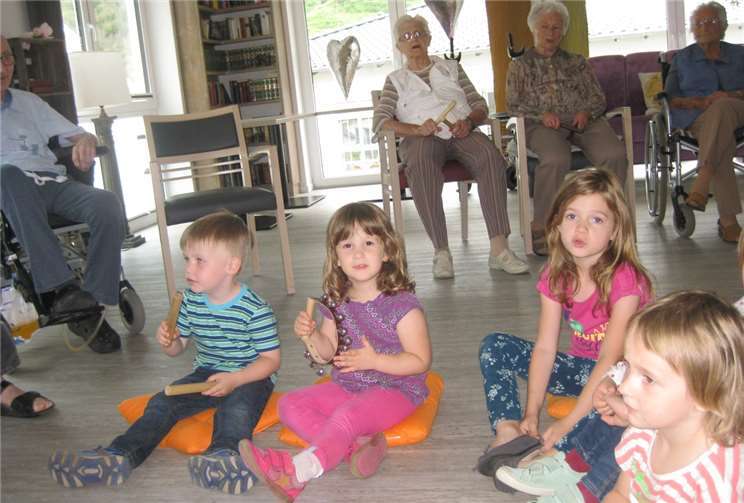 Monatlich bekommen die Bewohner der Villa Ausonius Besuch aus dem Kindergarten.privat