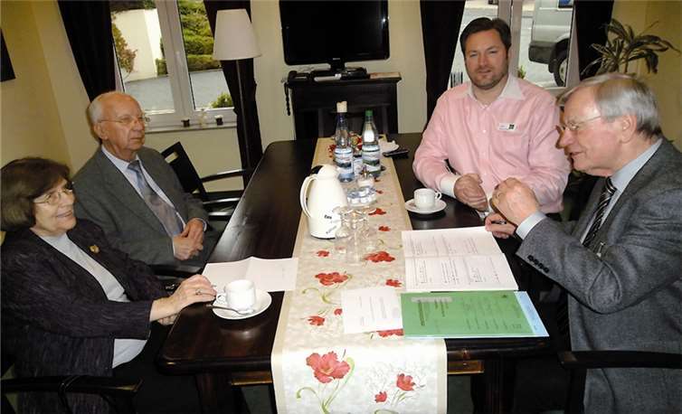Monica Brambeer (v.li.n.re.) und Waldemar Osten, Mitglieder des Residenzbeirats und Peter Kühnl-Münzer, im Gespräch mit Ferdinand Reuter. privat