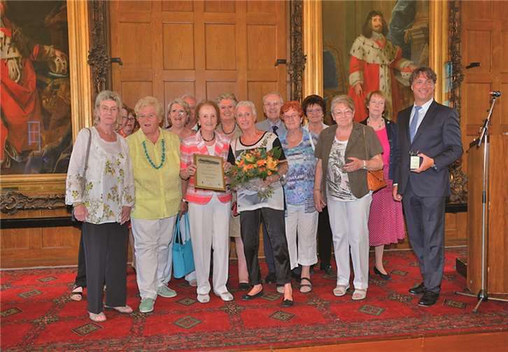 Monika Artz, Vorsitzende der Seniorenunion, und beim Festakt anwesende Mitglieder gratulieren der Altstadtpreisträgerin 2015 Roswitha Verhülsdonk. privat