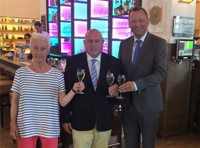 Monika Artz (l.) und Josef Oster (r.) gratulierten Leo Biewer. Foto: Privat