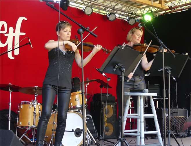 Monika Beck (li.) und Marie Voigt präsentiertenmusikalische Highlights vom Barock bis zur Moderne.