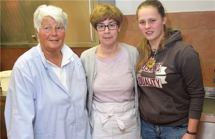 Monika Becker, Anita Neumann und Laura Fischer haben die Küche unter Kontrolle. Alfred Eich