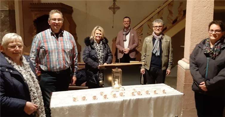 Monika Bermel, Lothar Schmitz, Kirsten Baier, Pfarrer Norbert Missong, Wolfgang Weber und Stefanie Kennert mit dem Friedenslicht in der Krufter Kirche.Foto: privat
