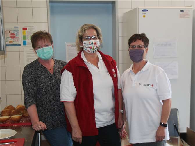 Monika Bernardy (Mitte) und ihr Team: Die fleißigen maskierten Damen in der Schulküche produzierten Lunchpakete am laufenden Band.