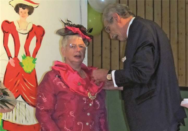Monika Brink wurde mit der silbernen Verdienstmedaille am Bande ausgezeichnet.