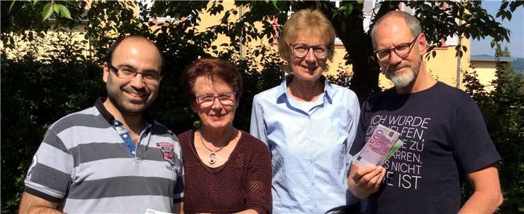 Monika Buckstegge (2.v.li.) und Brigitte Karpstein überreichen im Namen der Pfarrei St. Peter Sinzig den Erlös des Kirmes-Getränkestandes an Stefan Maria Glöckner (re.) und Teofanes Gonzalez Palenzuela.Privat