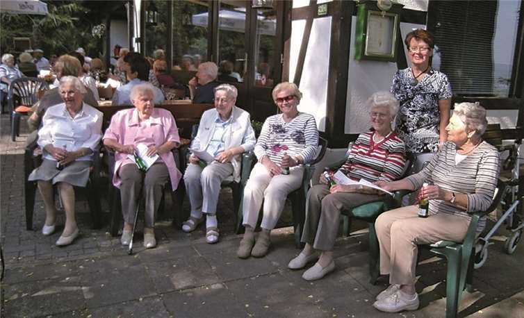 Monika Buckstegge von der Kath. Frauengemeinschaft Sinzig konnte wieder viele treue Teilnehmerinnen des traditionellen Grillnachmittages begrüßen und ehren. privat