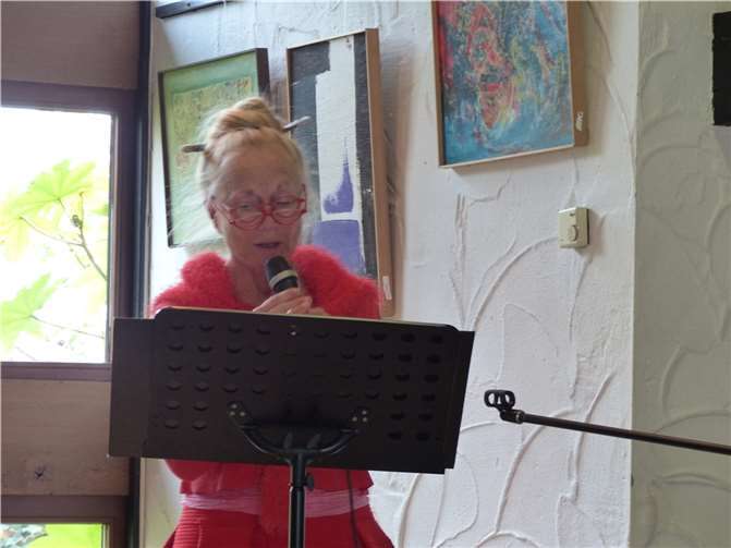 Monika Clever beim Gedichtvortrag.