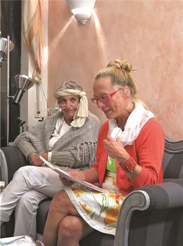 Monika Clever (r.) liest ihr Lieblingsgedicht vor.Gemeinde Wachtberg/mm