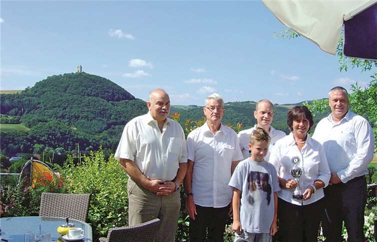 Monika Fachinger und Patrick Ritzdorf freuten sich über die Glückwünsche. Im Hintergrund: August Henn, Karl-Heinz Bersheim, Raymund Bley und Walter Schneider. privat