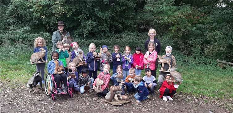 Monika Fischer und Nicole Lütke Brintrup stellten den Kindern mit vielen spannenden Infos Dachs, Fuchs, Wildschwein und viele Tiere mehr vor.Foto: privat