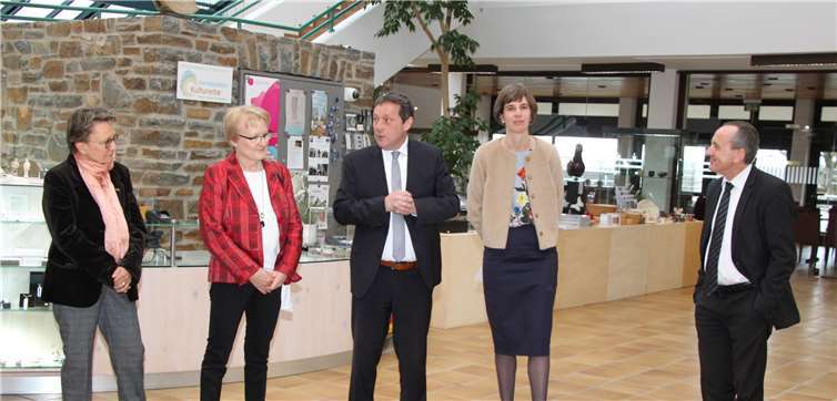 Monika Gass , Initiatorin der Anerkennung Immaterielles Kulturerbe, Helga Gerhardus, Geschäftsführerin Museen im Westerwald GmbH, Landrat Achim Schwickert, Nele van Wieringen, Leiterin Keramikmuseum Westerwald und Kulturminister Prof. Dr. Konrad Wolf.  Pressestelle der Kreisverwaltung