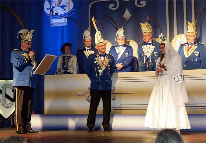 Monika Gräber wurde vom Präsidenten des NC Niederberg für ihre langjährigen Dienste im närrischen Treiben mit einer Ehrenmitgliedschaft des Närrischen Corps Blau-Weiß e.V. von 1962 ausgezeichnet. Der Vorsitzende Otto Fischer verlas die Urkunde.