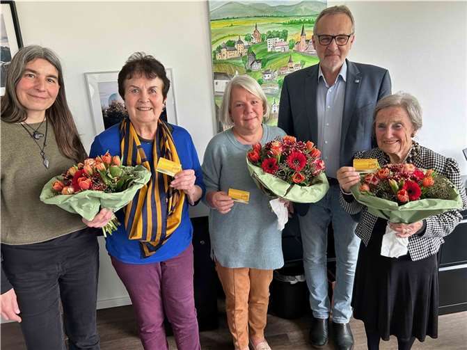Monika Heidenreich, Heidi Rusnak und Doris Crampen bekamen für ihr außergewöhnliches und langjähriges Engagement die Jubiläumsehrenamtskarte des Landes NRW und einen Blumenstrauß von Bürgermeister Jörg Schmidt überreicht. Foto: privat